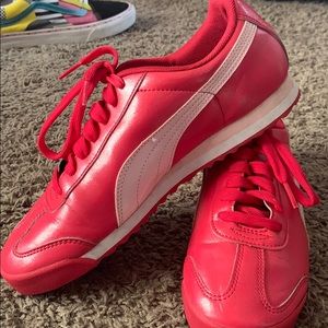 Hot pink Puma Roma’s with Light pink Sign❤️